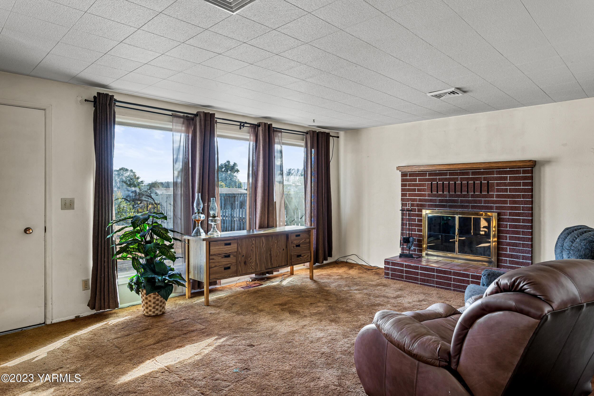 125 Johnson Road Selah, WA 98942 - Photo 13 of 36 a living room with furniture windows and a fireplace