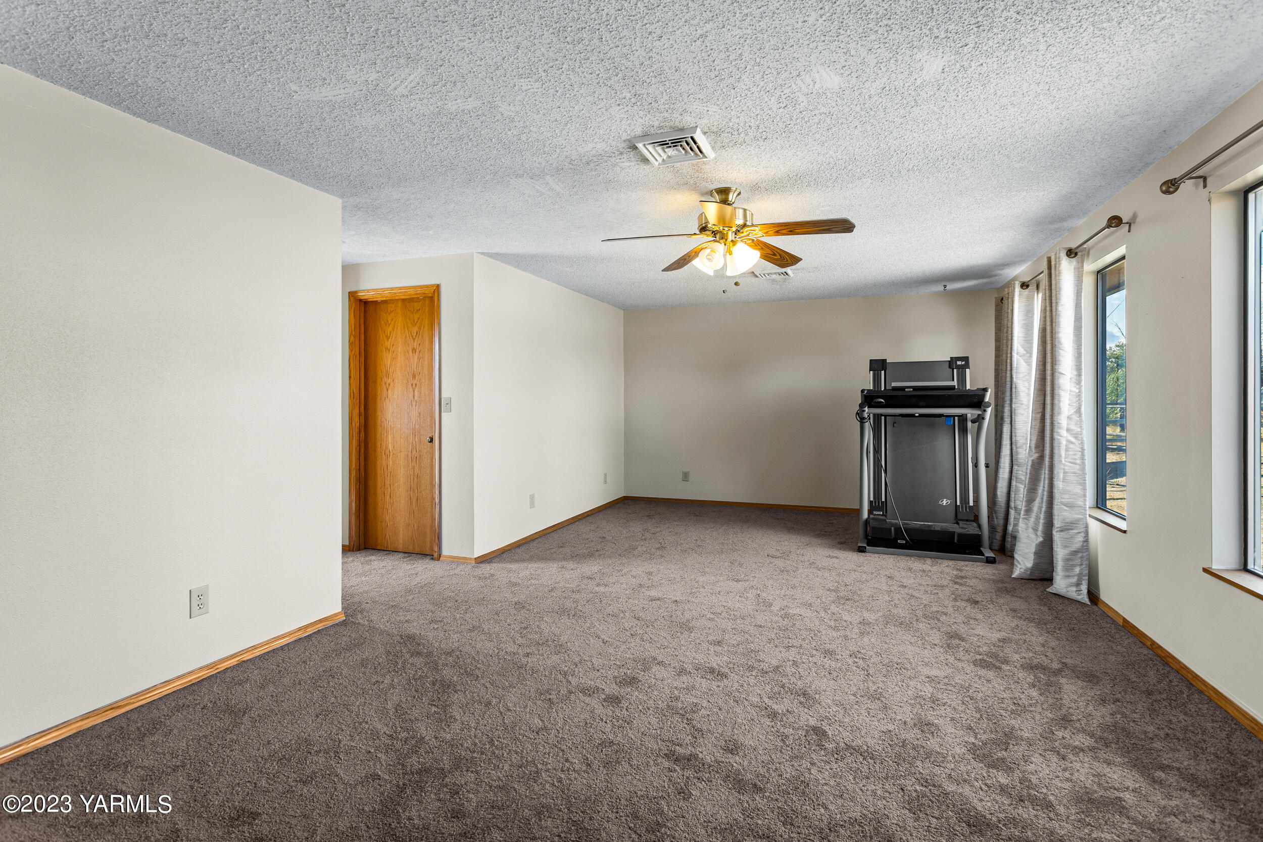 125 Johnson Road Selah, WA 98942 - Photo 15 of 36 a view of a livingroom with a stove