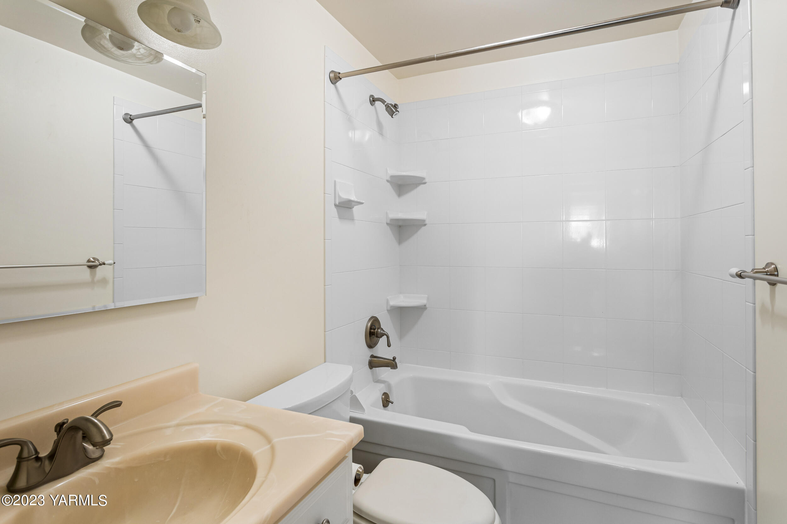 125 Johnson Road Selah, WA 98942 - Photo 20 of 36 a bathroom with a sink toilet and shower