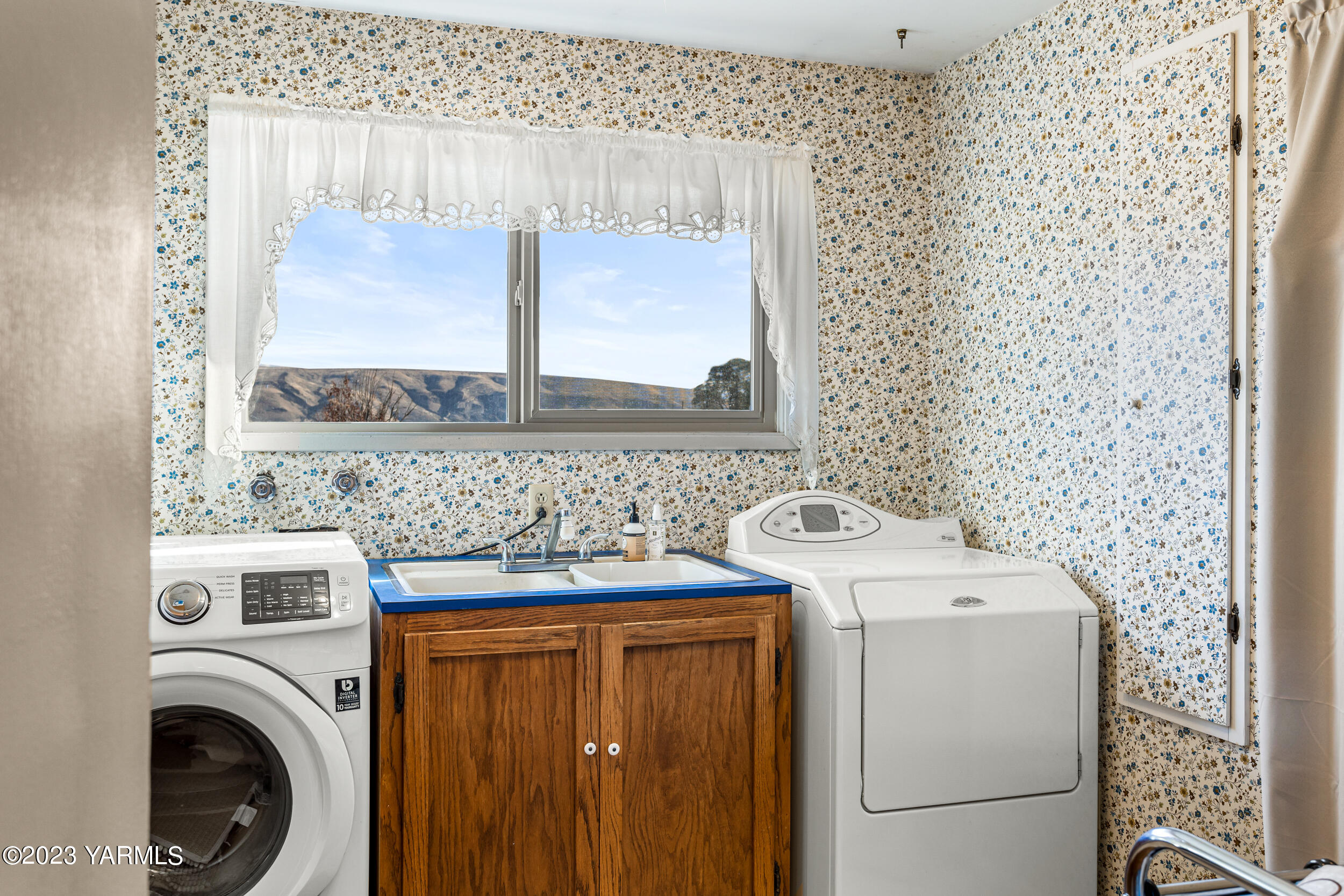 125 Johnson Road Selah, WA 98942 - Photo 21 of 36 a utility room with dryer and washer