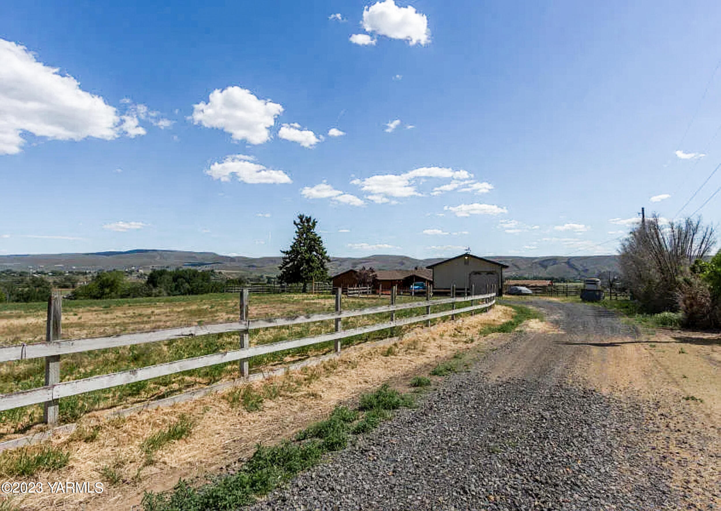 125 Johnson Road Selah, WA 98942 - Photo 23 of 36 a view of a swimming pool with a yard