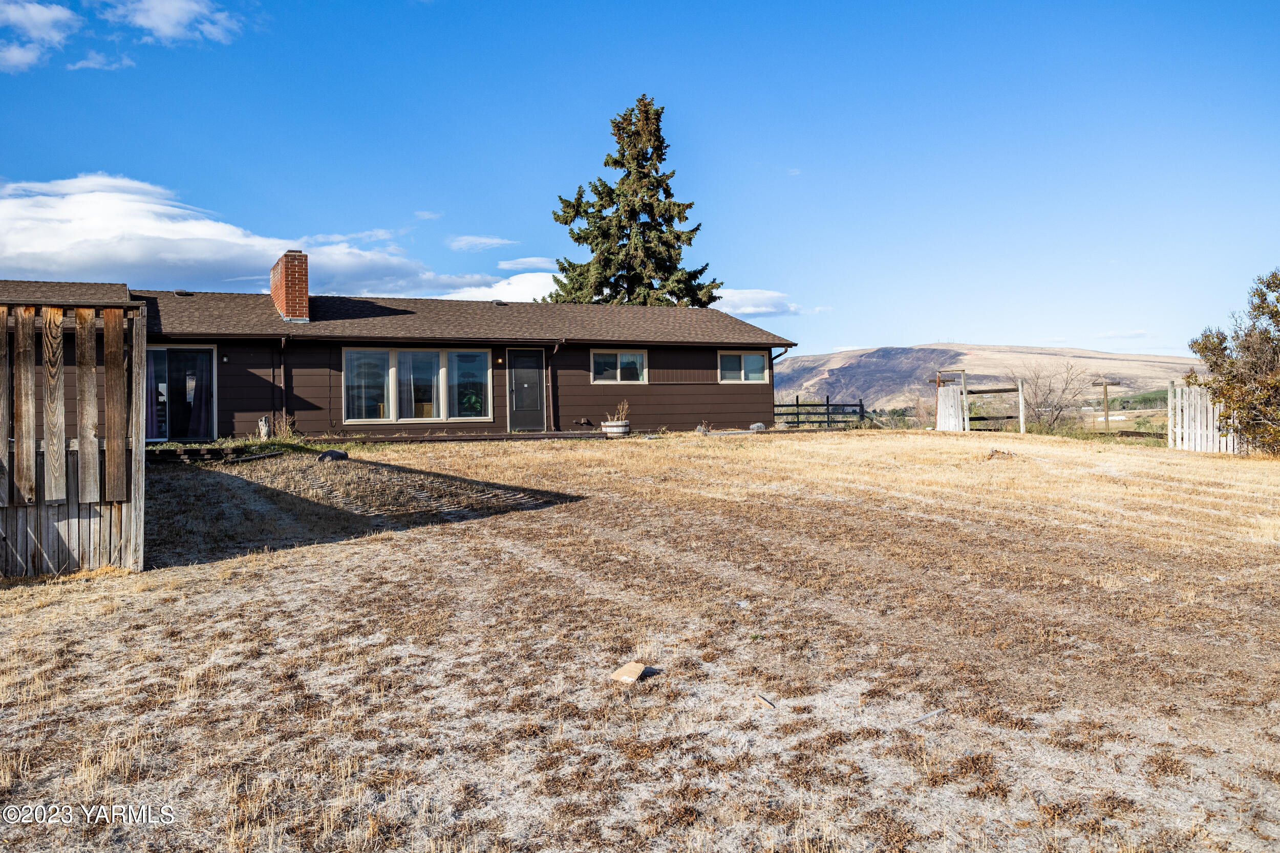 125 Johnson Road Selah, WA 98942 - Photo 28 of 36 a front view of a house with a yard