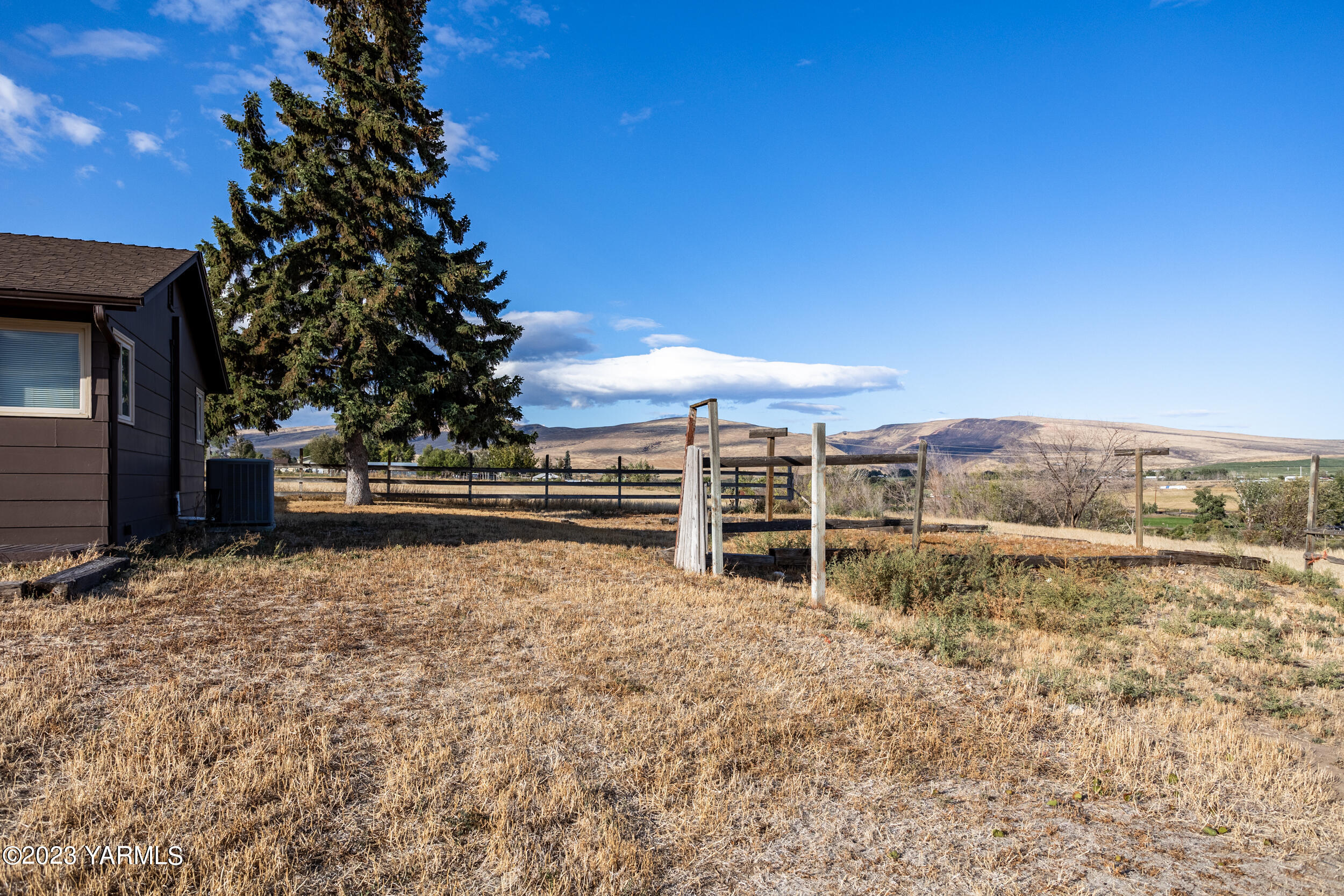 125 Johnson Road Selah, WA 98942 - Photo 30 of 36 a view of a chairs with an outdoor space