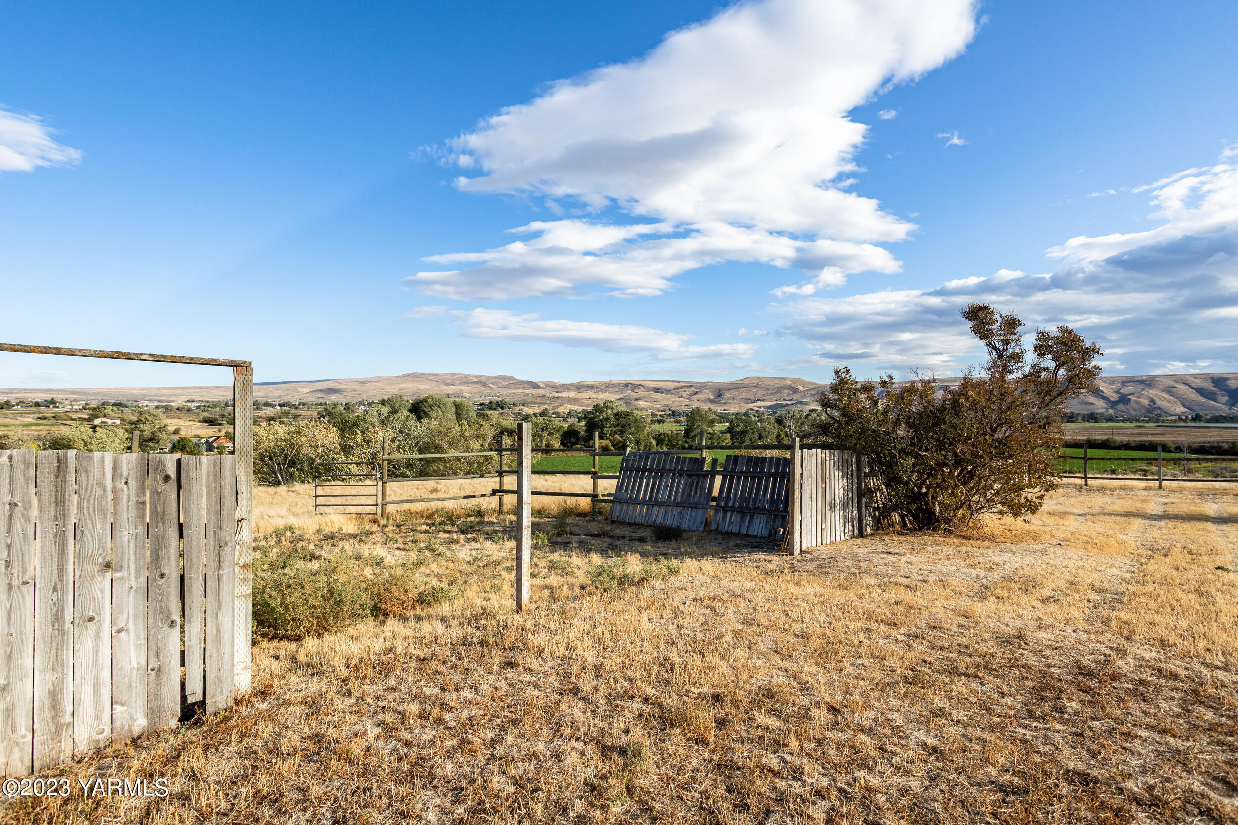 125 Johnson Road Selah, WA 98942 - Photo 31 of 36 a view of a terrace