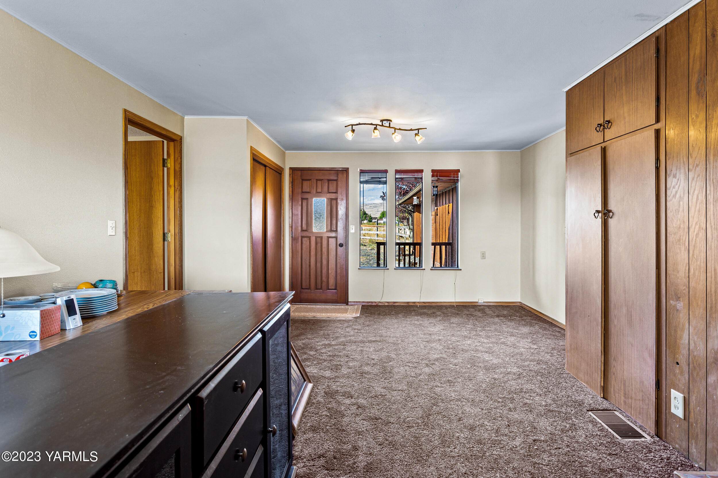 125 Johnson Road Selah, WA 98942 - Photo 7 of 36 an empty room with window and furniture