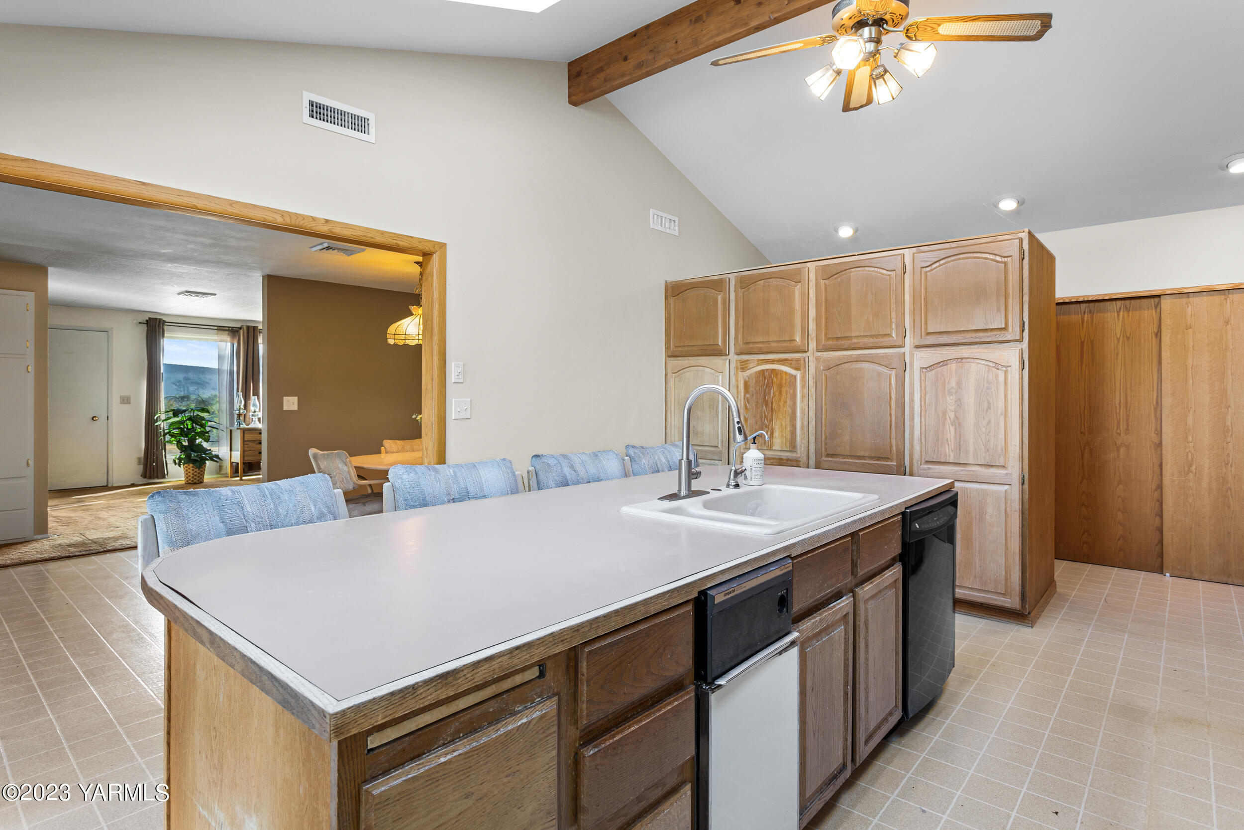125 Johnson Road Selah, WA 98942 - Photo 8 of 36 a kitchen with a stove a sink a refrigerator and a dining table