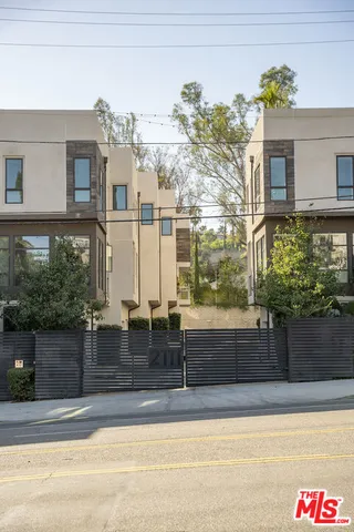 $925,000 | 2111 North Cahuenga Boulevard, Unit 14, Los Angeles, CA 90068