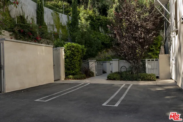 $925,000 | 2111 North Cahuenga Boulevard, Unit 14, Los Angeles, CA 90068