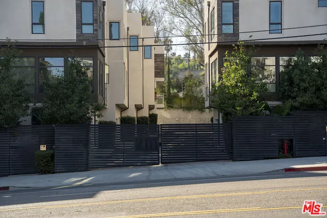 $925,000 | 2111 North Cahuenga Boulevard, Unit 14, Los Angeles, CA 90068