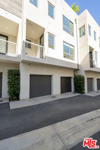 $925,000 | 2111 North Cahuenga Boulevard, Unit 14, Los Angeles, CA 90068