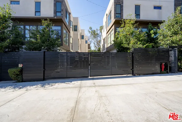 $925,000 | 2111 North Cahuenga Boulevard, Unit 14, Los Angeles, CA 90068