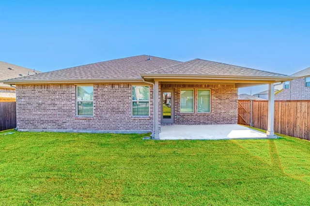 a view of a house with backyard and porch