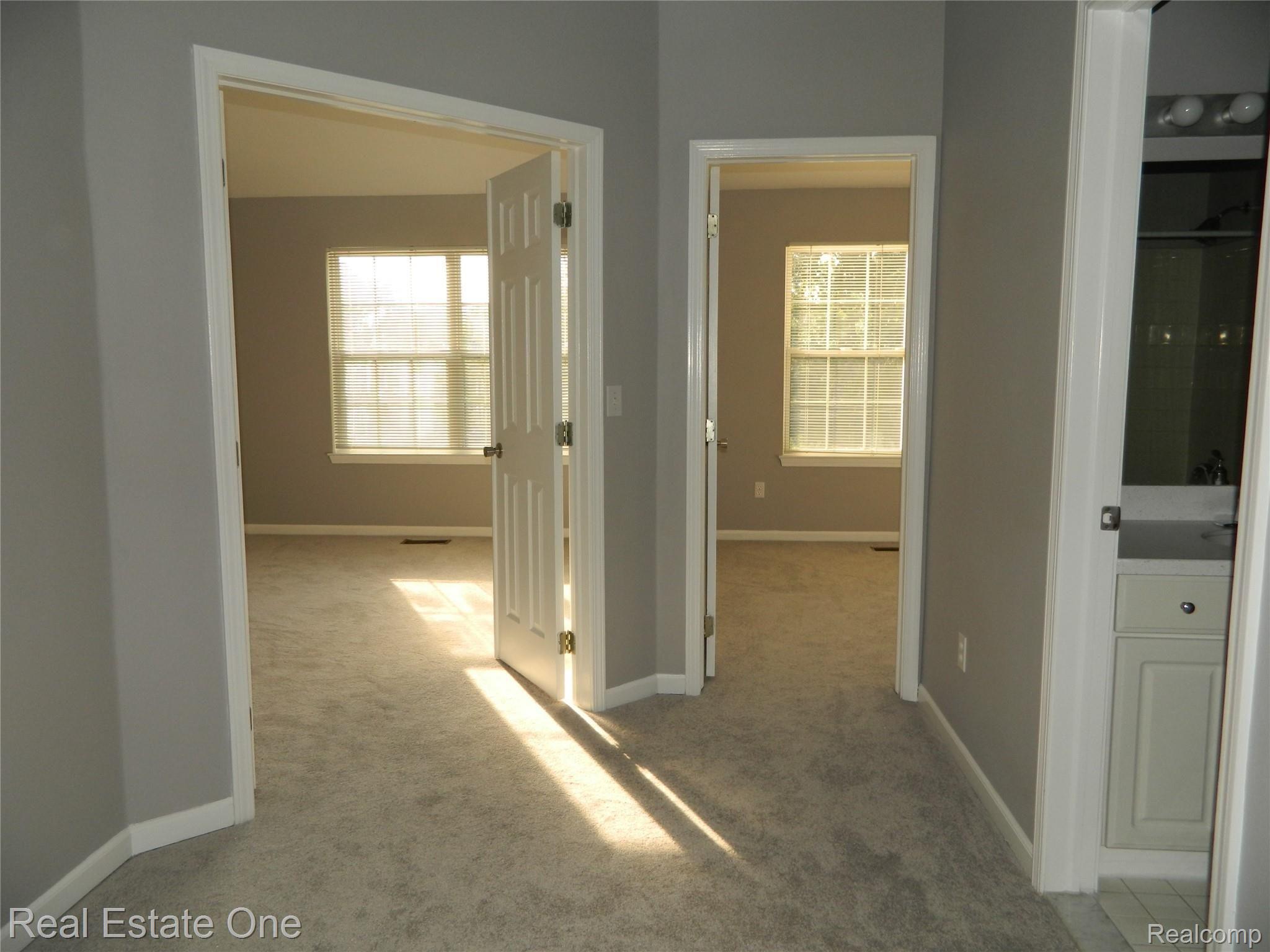 1453 Chesapeake Road, Unit 40 Royal Oak, MI 48067 - Photo 12 of 17 039.JPG