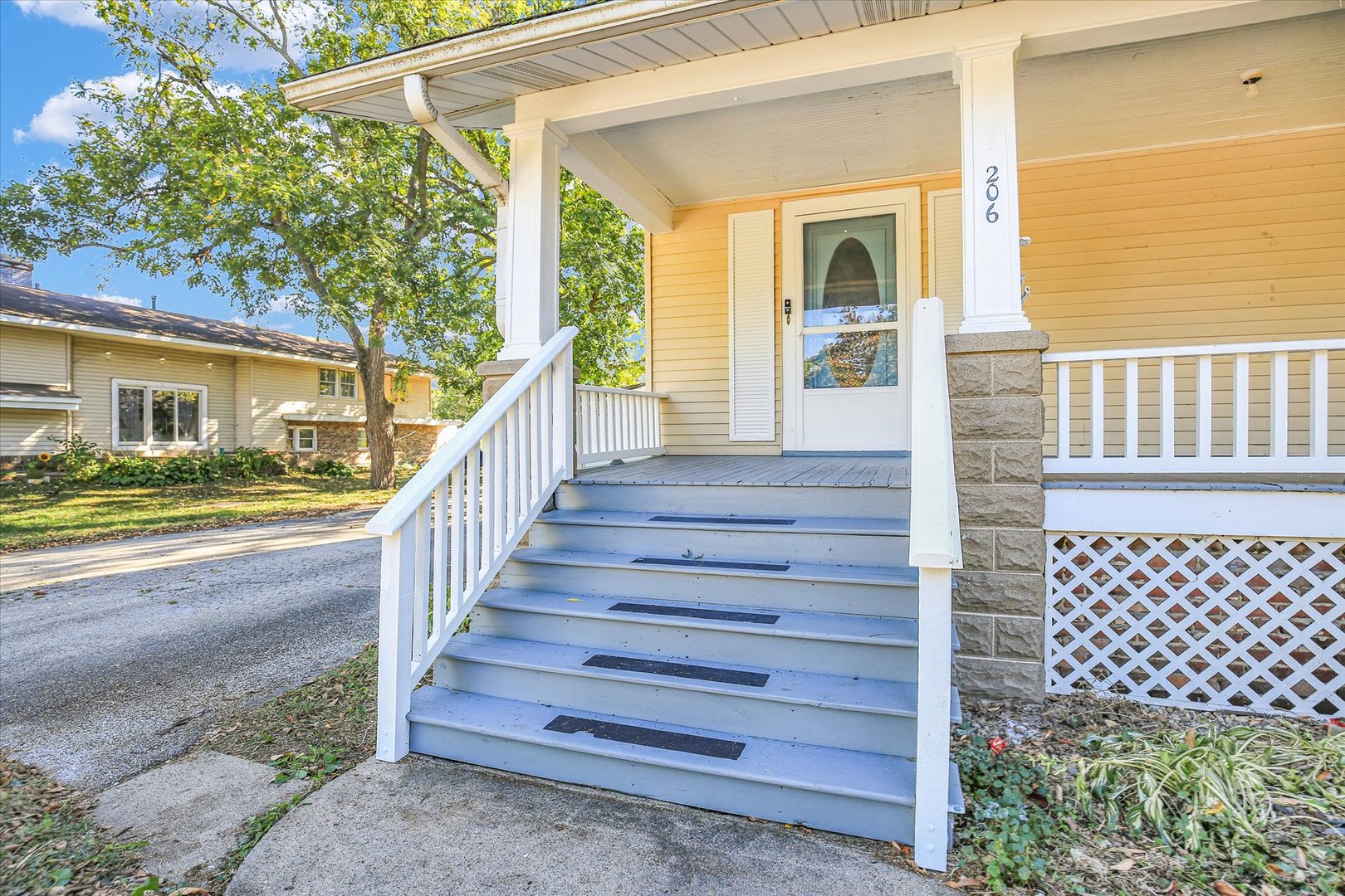 206 Illinois Street Mansfield, IL 61854 - Photo 16 of 74 a view of entryway with wooden floor and fence