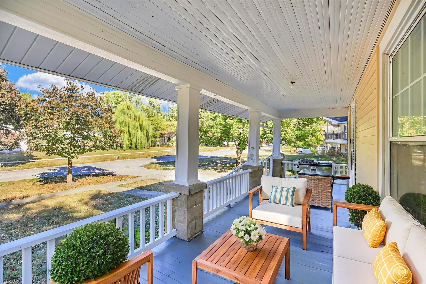 206 Illinois Street Mansfield, IL 61854 - Photo 19 of 74 a living room with furniture and a large window