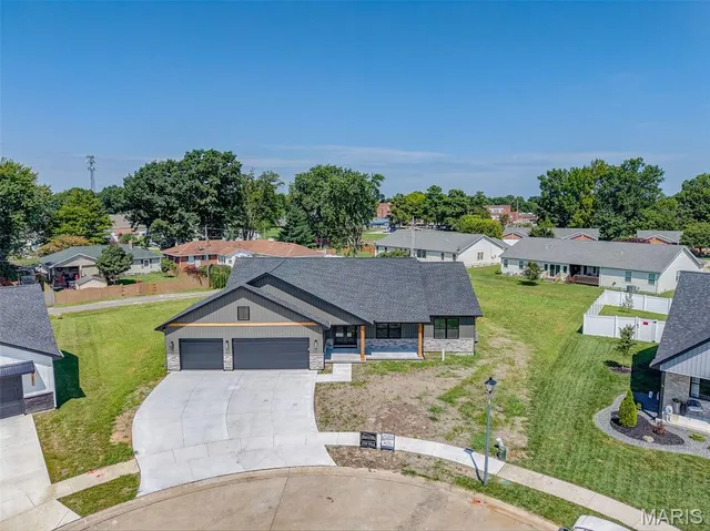 $459,900 | 162 Gabrielle Circle, Bethalto, IL 62010