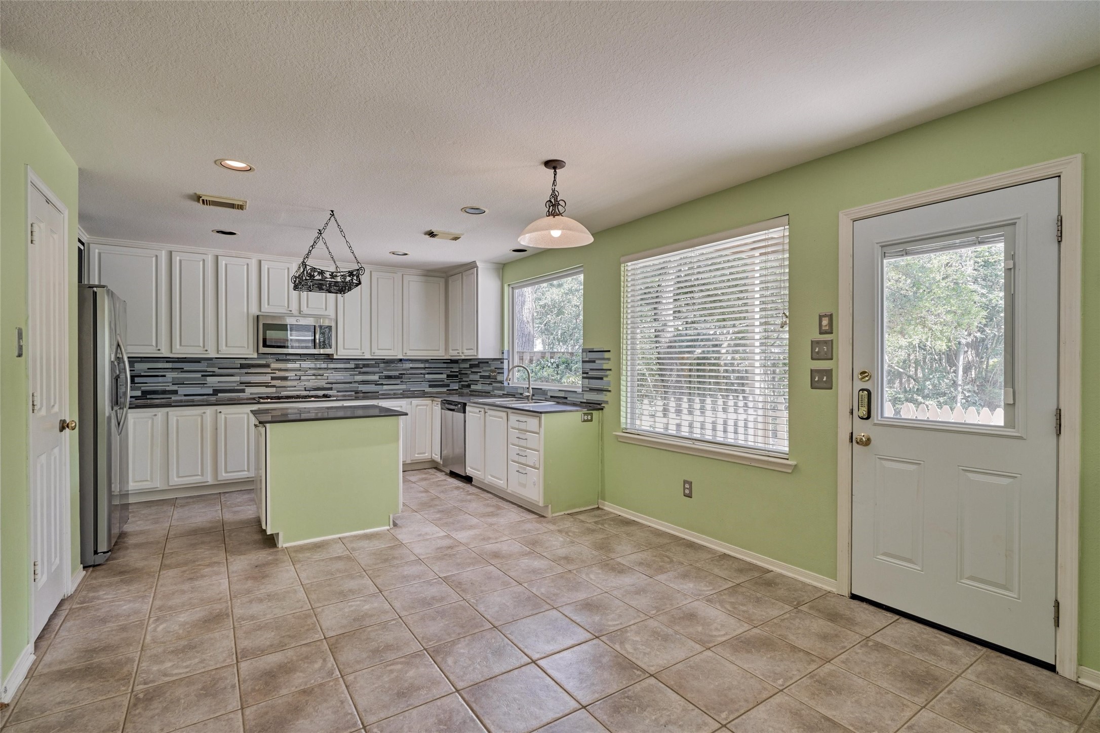 59 West Gaslight Place Spring, TX 77382 - Photo 19 of 47 Lots of natural light.