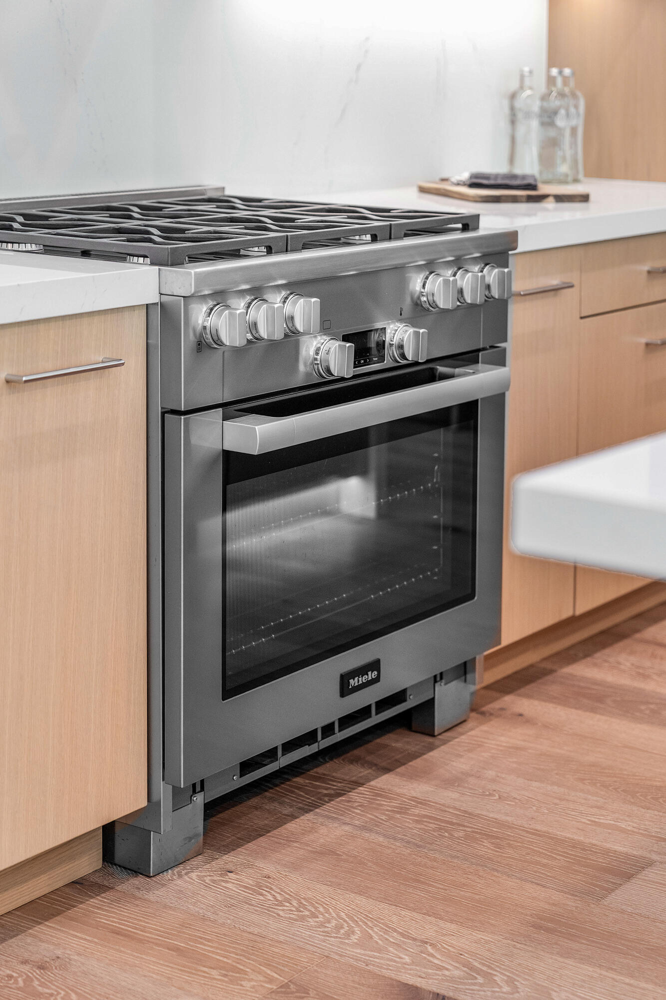 320 Northeast Wavecrest Way Boca Raton, FL 33432 - Photo 16 of 65 a stove top oven sitting inside of a kitchen