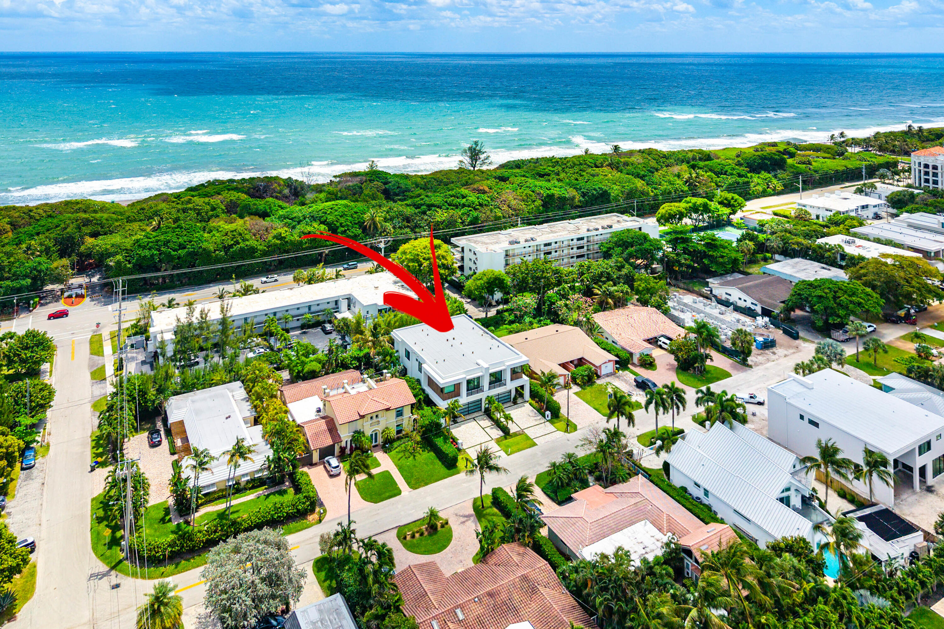 320 Northeast Wavecrest Way Boca Raton, FL 33432 - Photo 59 of 65 an aerial view of residential houses with outdoor space and lake view
