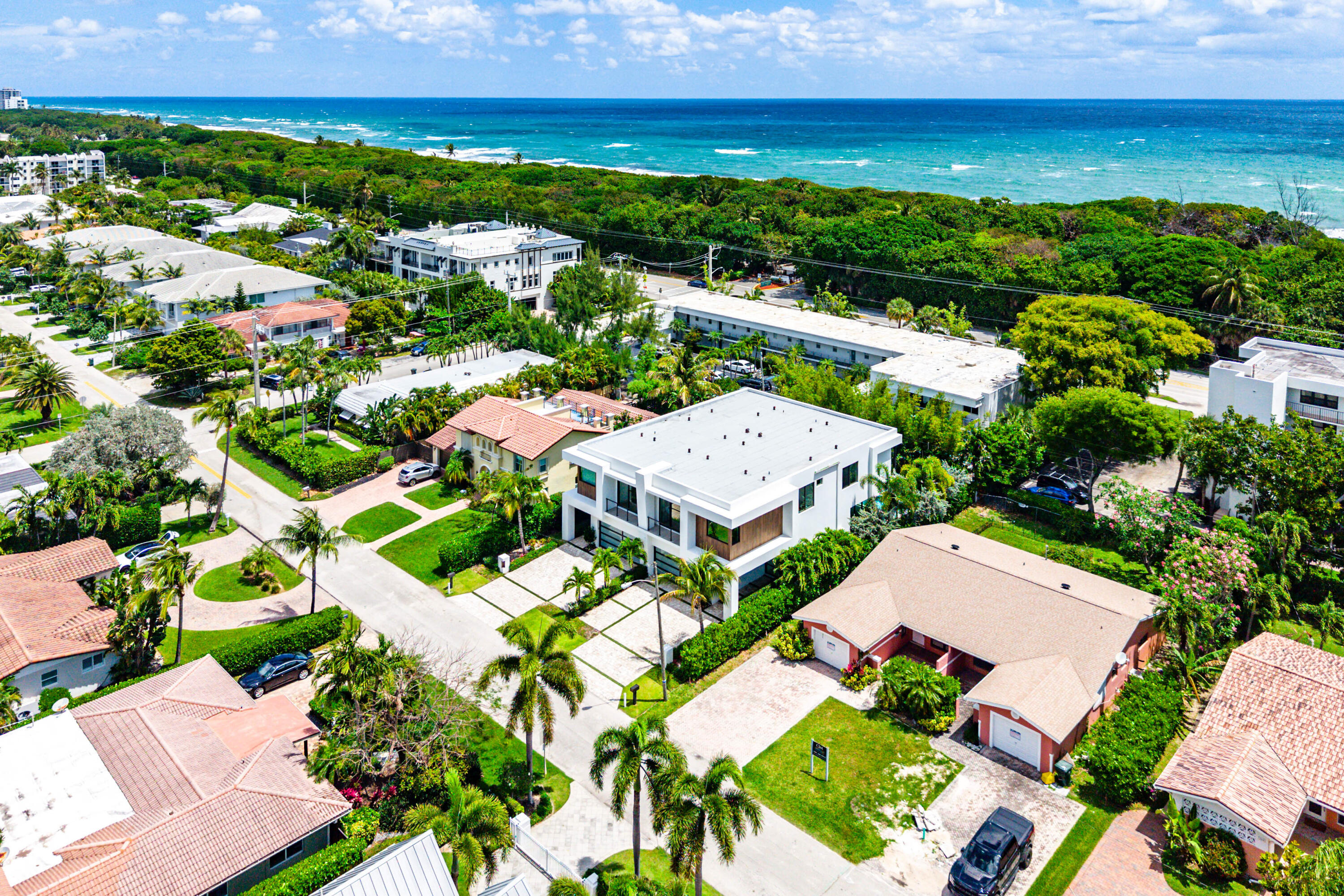 320 Northeast Wavecrest Way Boca Raton, FL 33432 - Photo 63 of 65 an aerial view of multiple house