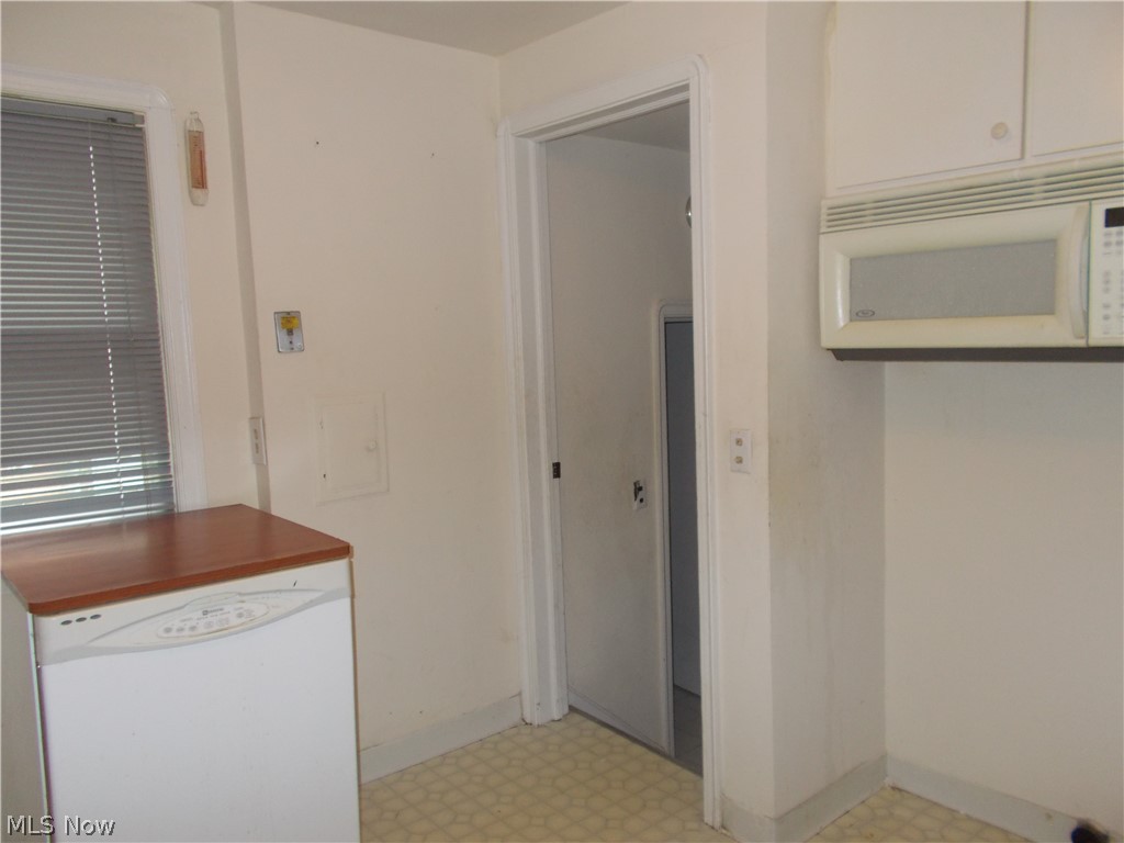 1674 Crest Road Cleveland, OH 44121 - Photo 3 of 12