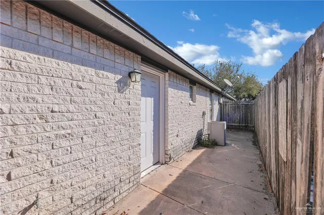 a view of a house with backyard and garden