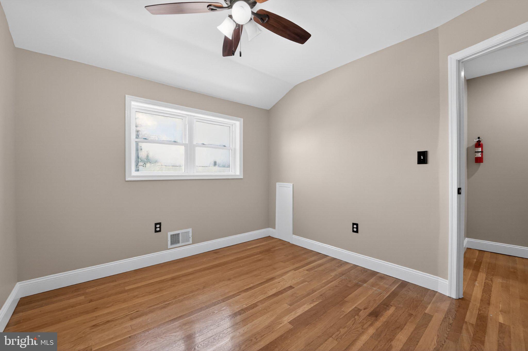 643 South Wickham Road Baltimore, MD 21229 - Photo 25 of 32 Bright and airy room with charm.