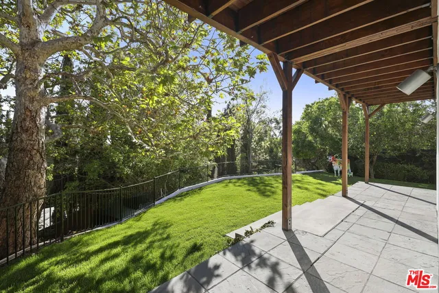 a view of a backyard with pathway