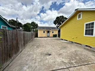 $1,800 | 310 West Houston Avenue, Pasadena, TX 77502