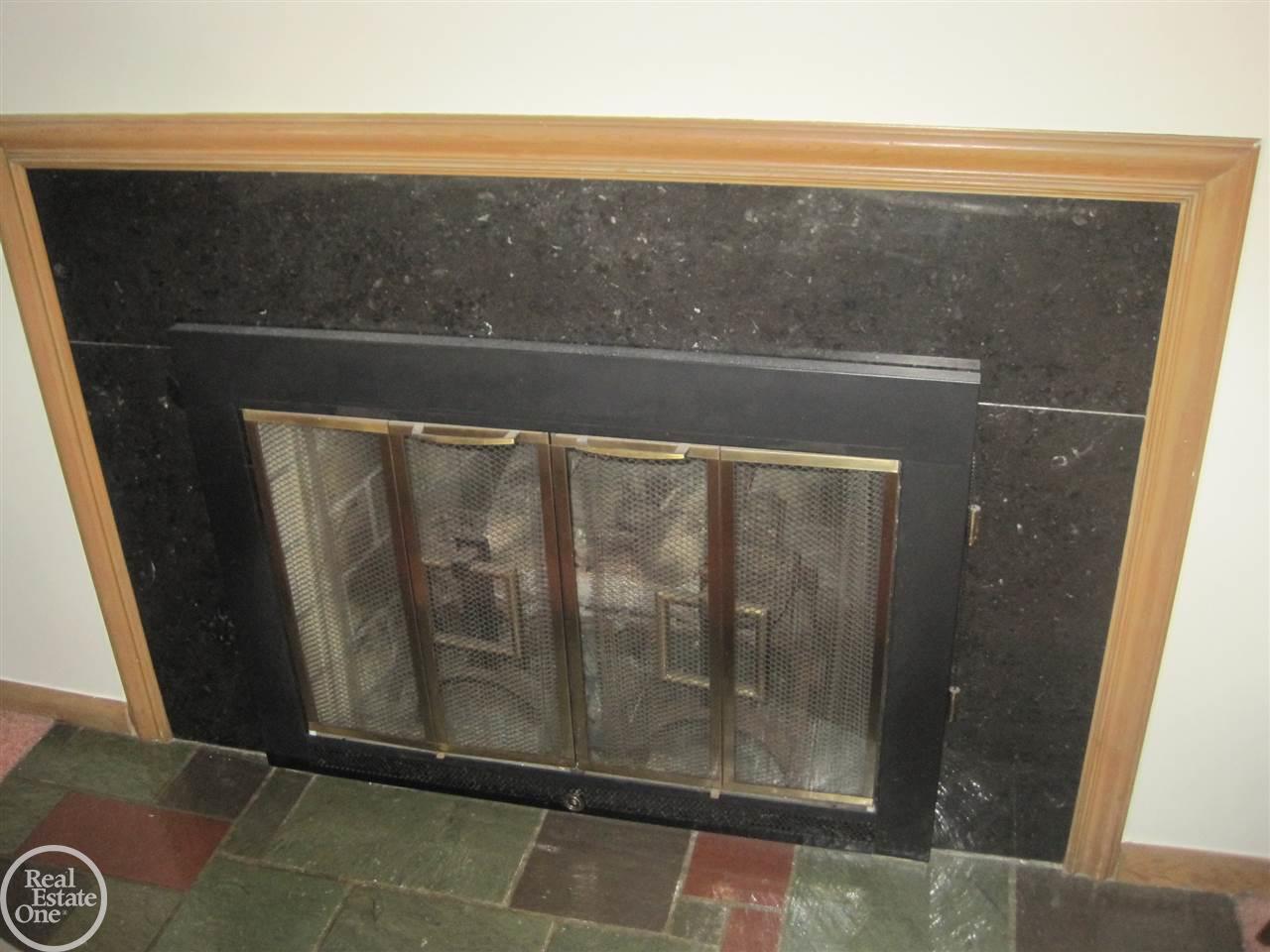 989 Roslyn Road Grosse Pointe, MI 48236 - Photo 7 of 21 31275352-6.JPG