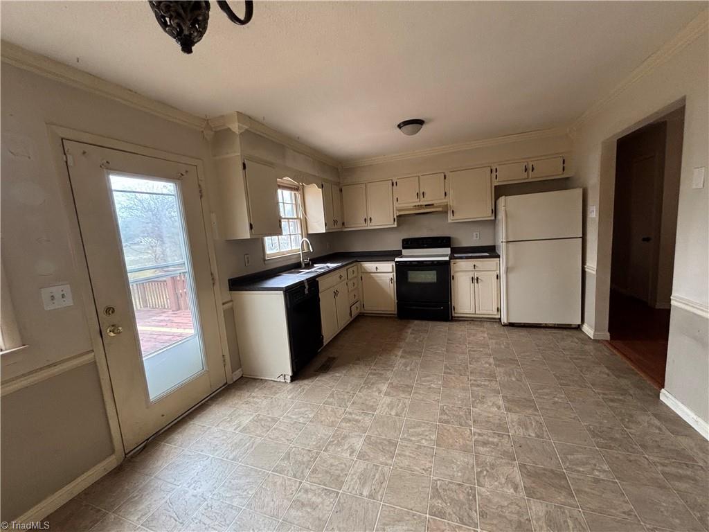 101 Hemlock Court King, NC 27021 - Photo 3 of 10 Kitchen