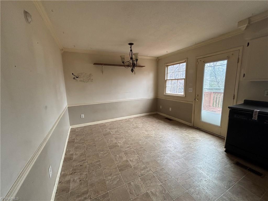 101 Hemlock Court King, NC 27021 - Photo 4 of 10 Breakfast room