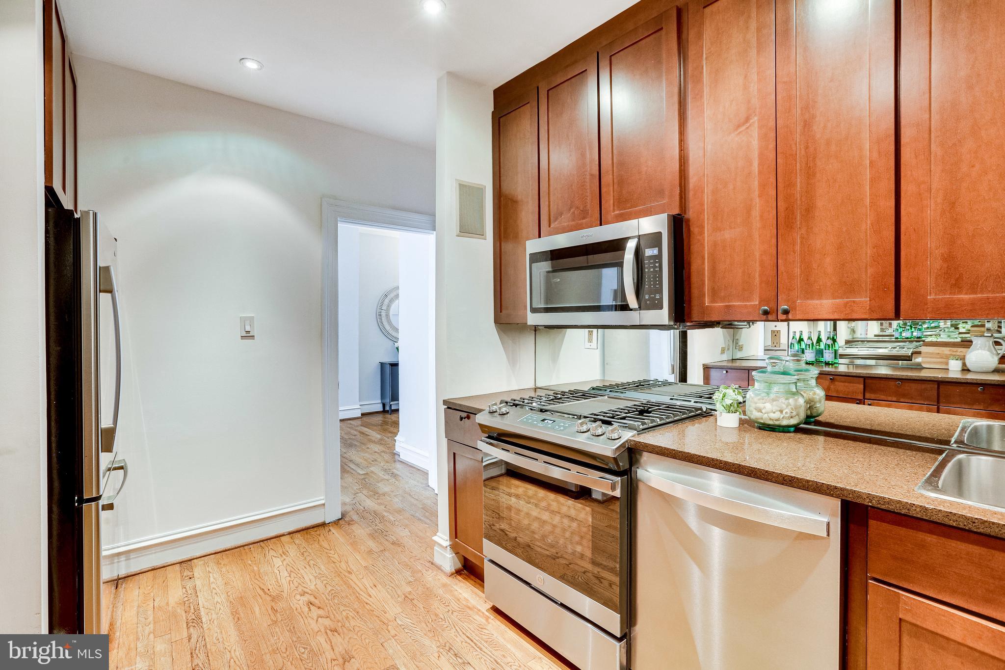 1514 17th Street Northwest, Unit 107 Washington, DC 20036 - Photo 18 of 63 Gas cooking