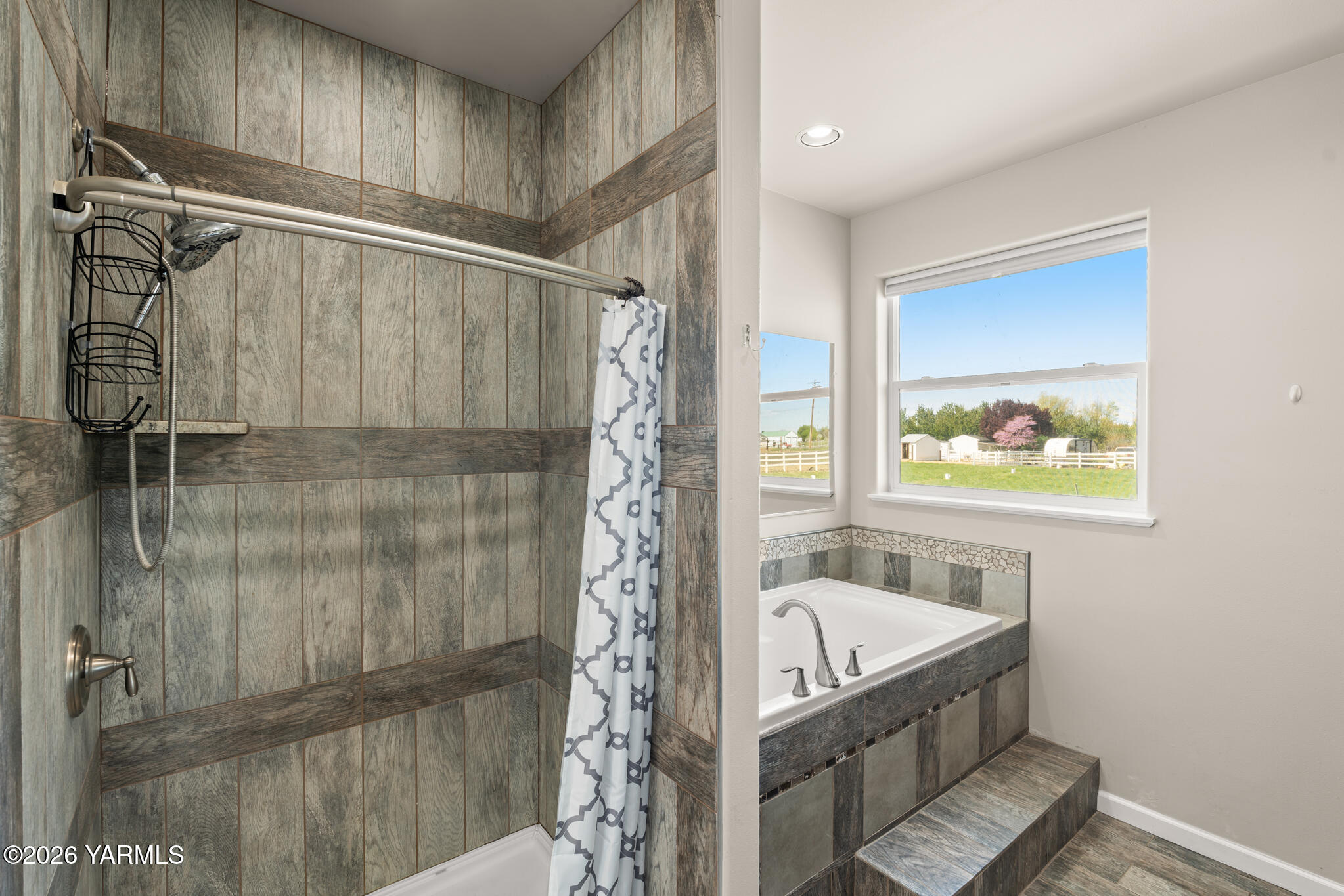 11625 Missimer Road Prosser, WA 99350 - Photo 23 of 40 a bathroom with a bathtub and shower