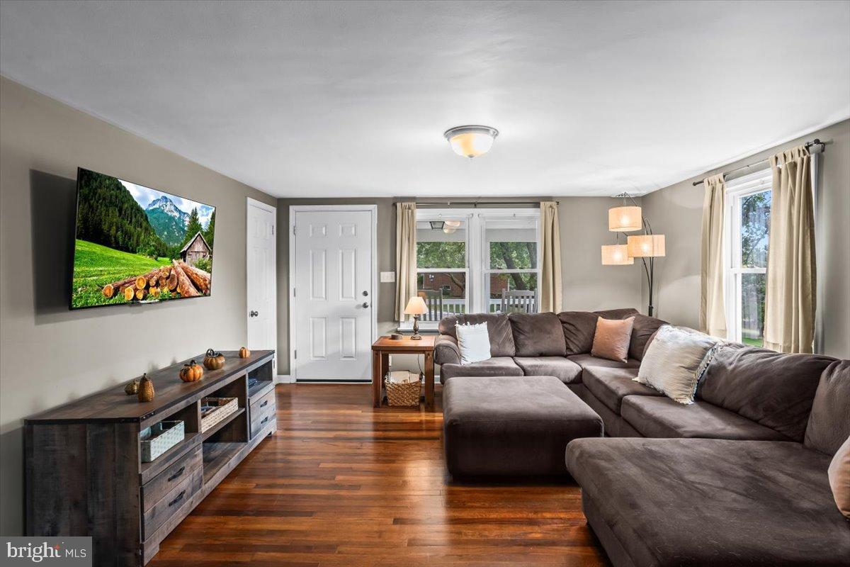 330 Sylvan Retreat Road Columbia, PA 17512 - Photo 5 of 26 Cozy living space with natural light.