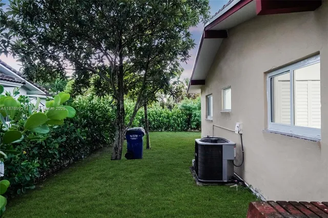 a view of a backyard