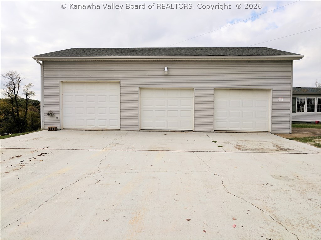 10090 Redmond Ridge Road Gallipolis Ferry, WV 25515 - Photo 5 of 30 40 x 28 Garage w/Hydraulic Mechanic's Lift, Water