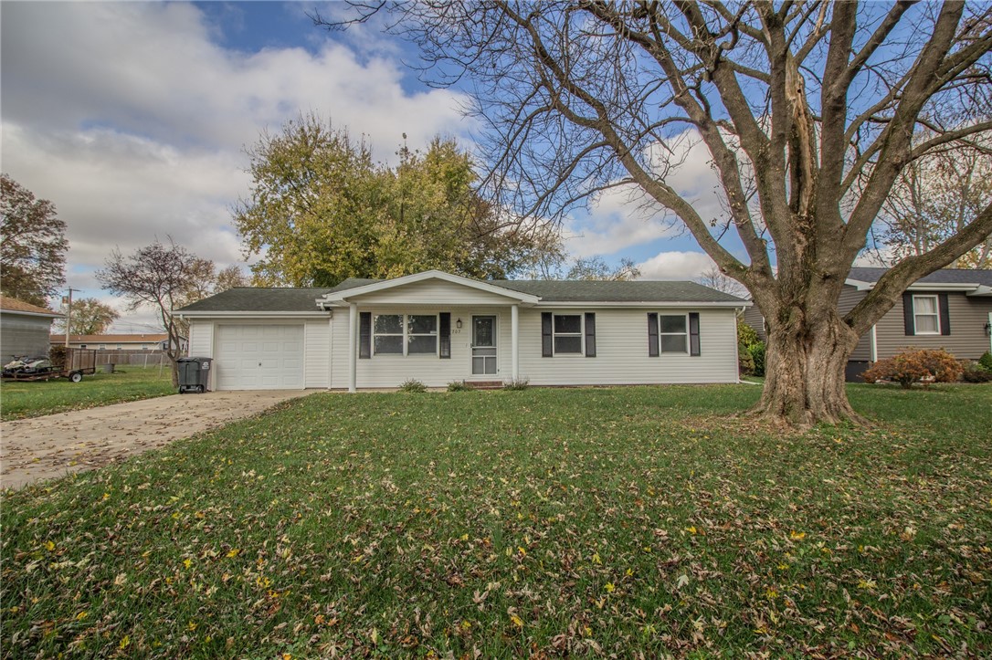 707 Prairie Street Altamont, IL 62411 - Photo 1 of 15