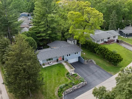 $825,000 | 860 Trails End Drive, Fontana, WI 53125
