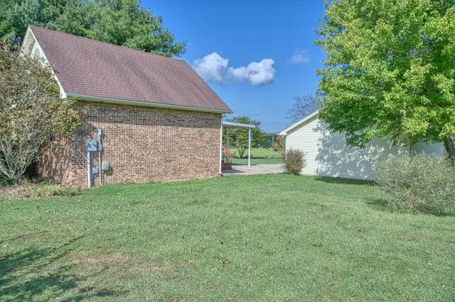 a view of a house with a yard