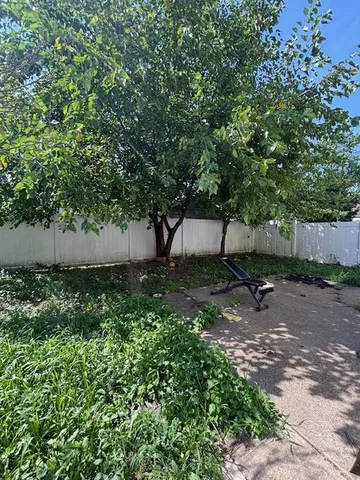 a view of a backyard