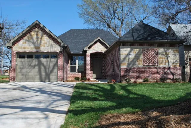 $1,800 | 521 West Sears Street, Denison, TX 75020