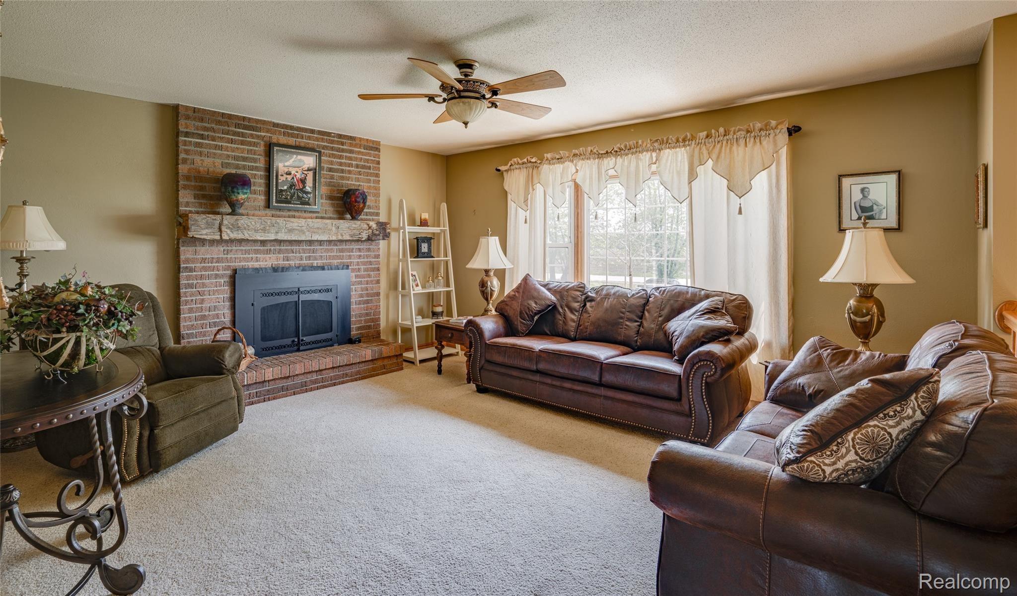 13133 Hull Road Monroe, MI 48161 - Photo 23 of 42 hull living room pic.jpg