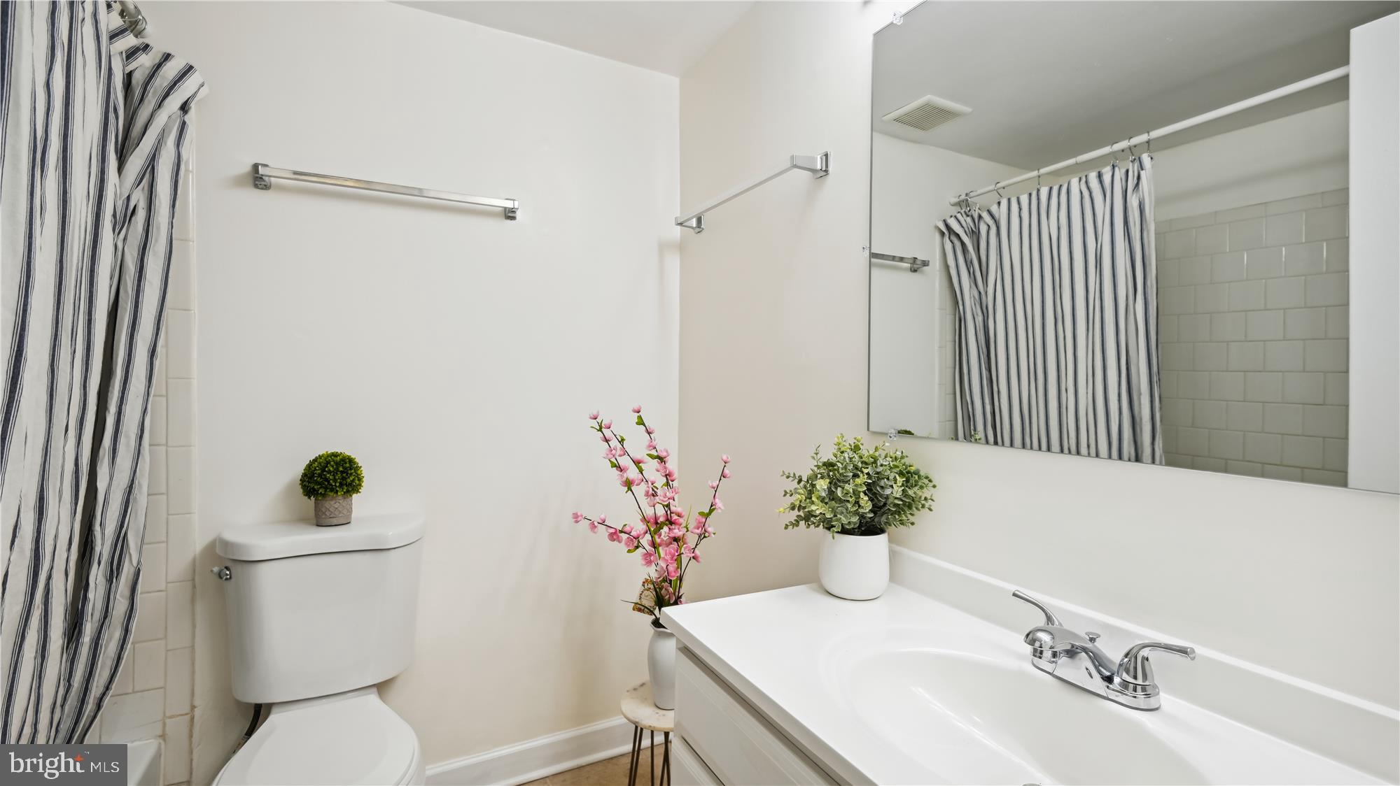 9802 Georgia Avenue, Unit 26102 Silver Spring, MD 20902 - Photo 15 of 89 Primary Bath