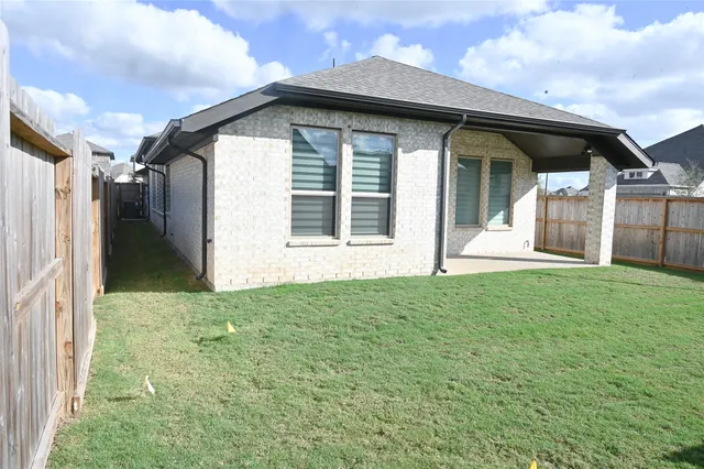 a view of a house with yard and porch