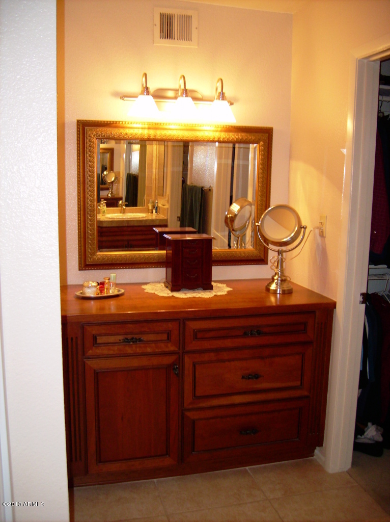 2401 West Hearn Road Phoenix, AZ 85023 - Photo 11 of 18 Master Dressing Area