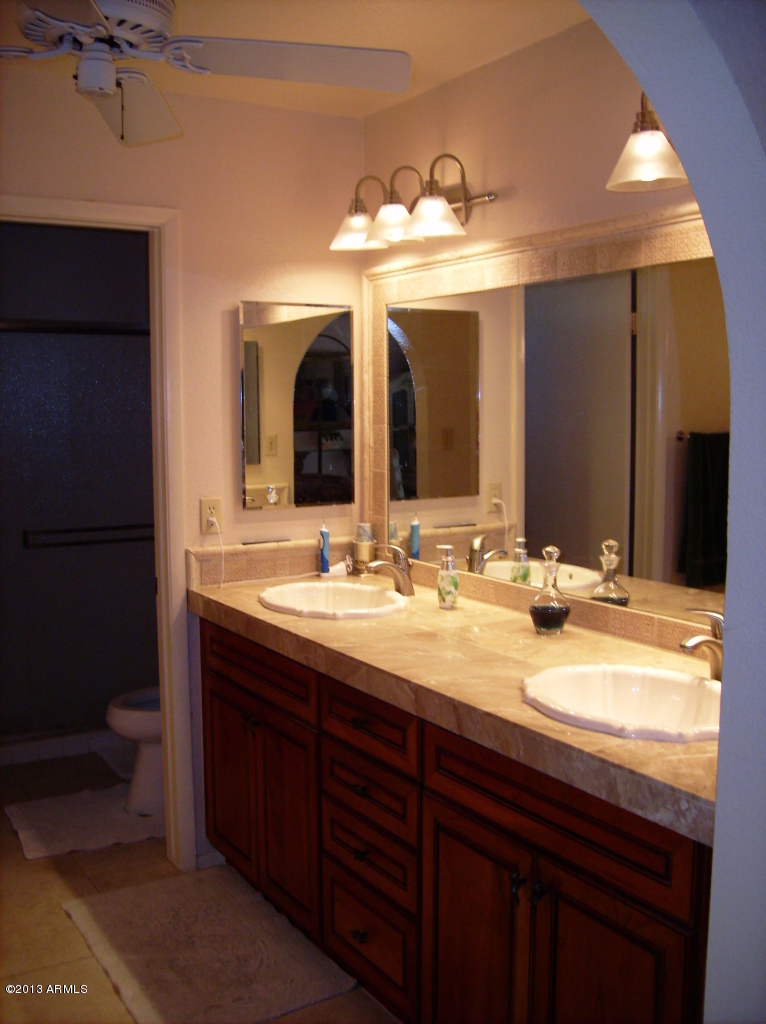 2401 West Hearn Road Phoenix, AZ 85023 - Photo 12 of 18 Master Vanity