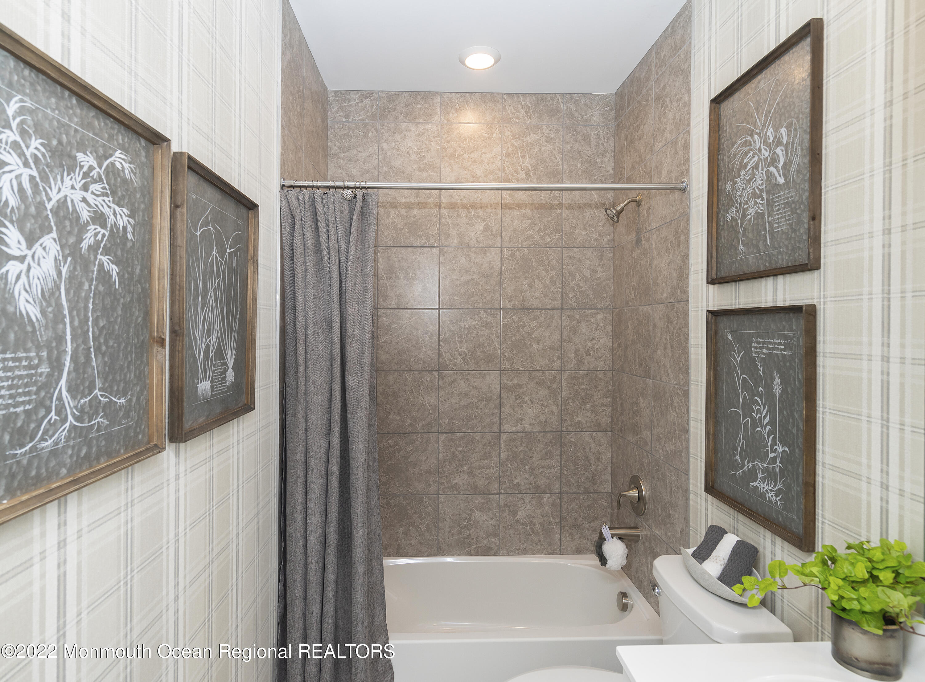 21 Keeneland Road New Egypt, NJ 08533 - Photo 5 of 10 Hall Bath
