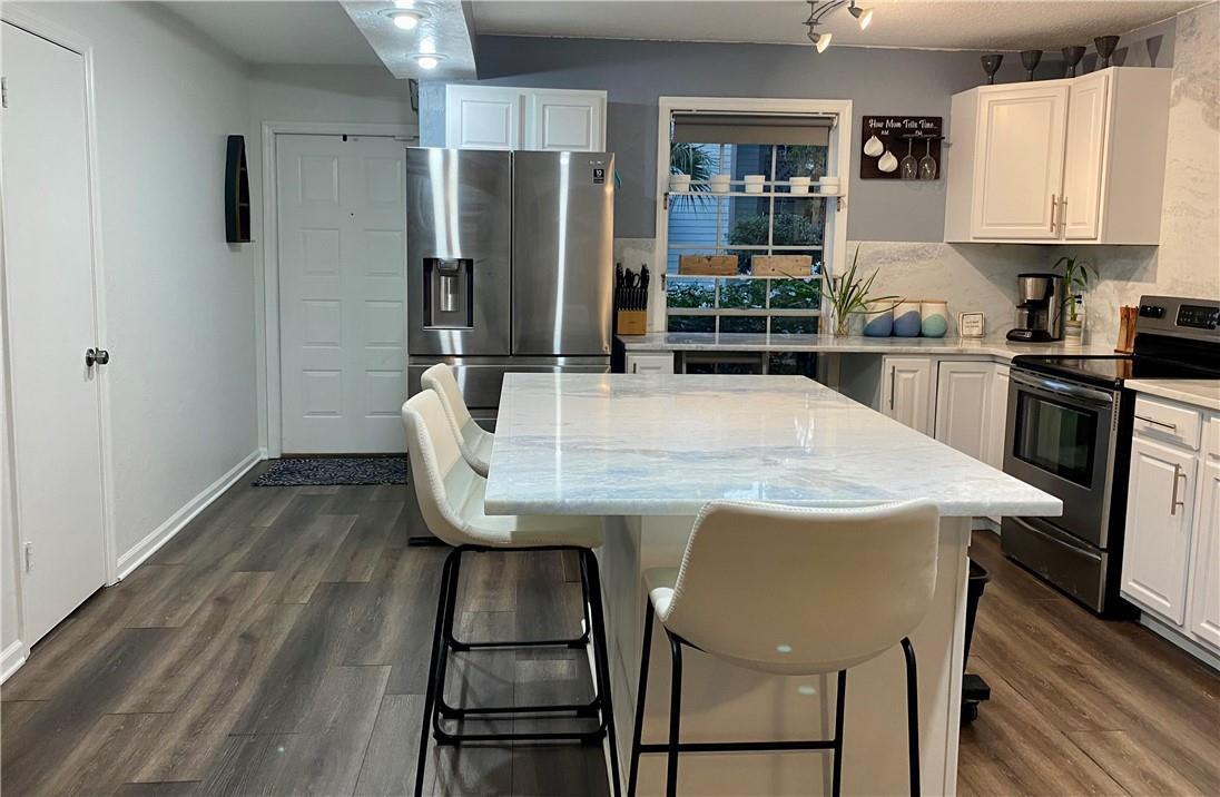 5064 Heatherhill Lane, Unit 2103 Boca Raton, FL 33486 - Photo 3 of 25 Open Kitchen with Large Island.