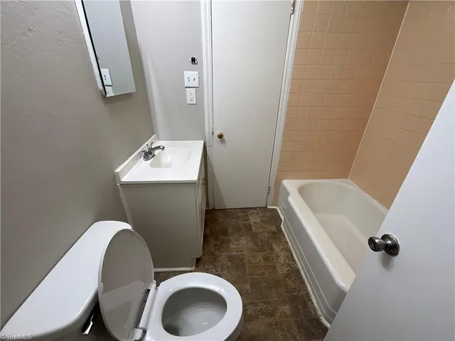 $850 | 201 Lowdermilk Street, Unit A, Greensboro, NC 27401